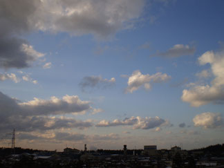 雪雲は去り、すがすがしい空の青が拡がってきました