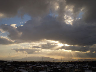 雲の切れ間から一週間ぶりの光のシャワー