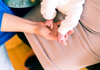 Menstruationsbeschwerden Zyklusstörungen unerfülltem Kinderwunsch Begleitung in der Schwangerschaft Verarbeitung von Geburtserlebnissen Regeneration nach vaginaler Geburt oder Kaiserschnitt Wechseljahresbeschwerden Erschöpfung und innerer Unruhe