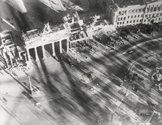 Brandenburger Tor, Berlin 1945 - 1946, Silbergelatineabzug/gelatin silver print 9,1 x 11,7 cm © Hein Gorny / A.C. Byers - Collection Regard