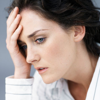 Mujer con síntomas crónicos de ansiedad generalizada