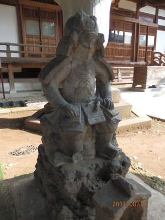 近藤重蔵の甲冑姿石像