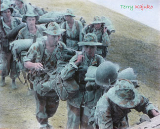 Fallschirmjäger 1.BEP 1953 in Indochina, Mitte mit Zigarette mein Vater, Foto Harrison Forman