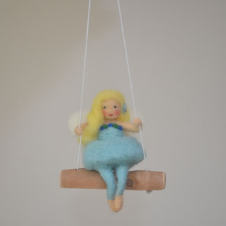 Frühlinsfee, Blumenfee, Waldorf, Blumenkind auf der Schaukel, Waldorfpuppe, Waldorffigur, Figur, Filzfigur, Blumenkind