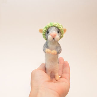 nadelgefilzte Maus, Filztier Maus, Filzmaus, nadelgefilzte Maus mit Mütze, kleine Maus Dekoration, Filztier, süsse Deko, Deko aus Wolle, Filztier, Filzfigur, nachhaltige Geschenke, Süsse Maus, Maus Filztier, Sammelstück, Filzen, Filztiere, Miniaturen, Min