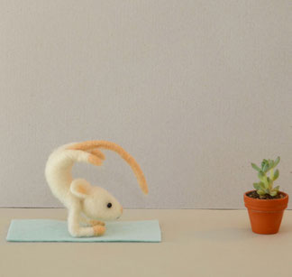 Maus im Liegestuhl, Sommer, Geschenke Sommer, Ferien, Maus aus Filz, Maus Sommer, nadelgefilzte Maus, gefilzte Maus, Filztier Maus, Miniatur Maus, Miniatur aus Filz, Filzfigur,