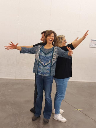 A rire ensemble avec collegues travail
