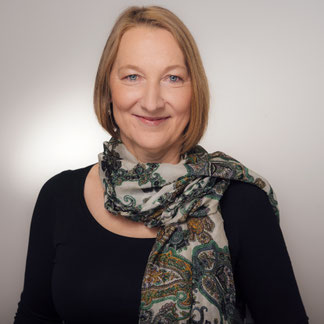 Portraitfoto von Lilo Uhlendorff in ihrer Praxis