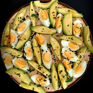 kip met groene semoule en padron pepers