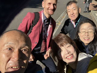 デフリンピックの運営を支えてくれた手話通訳の皆さん（右の二人の女性：ごく一部。左奥がSDのトーマス、右上が日本デフオリエンテーリング協会会長の野中さん）。