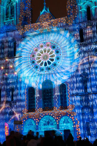 La cathédrale restera un temps sans couleur: après le maping de Noël Chartres en Lumières ne reprendra qu'au printemps...