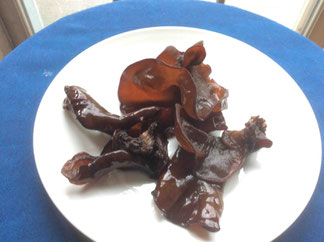 戻ったきくらげ。大きさわかりにくいでしょうか。これディナー皿です。
