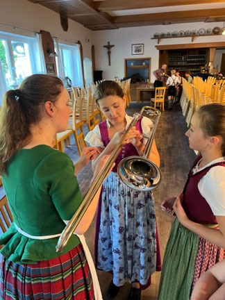 Jugendliche beim Musizieren 