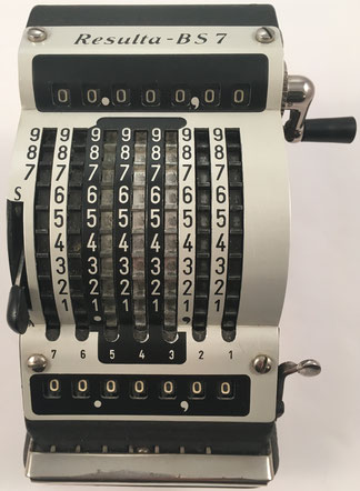 RESULTA BS7 Adding Machine, comercializada originariamente como MINERVA, ffabricado por Maschinen- und Werkzeugfabrik Paul Brüning, Berlín (Alemania),  año 1936, 11x15x11 cm