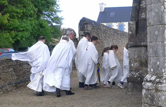 Le vent (entrée des prêtres et servants d'autel dans la chapelle)