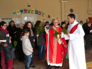 Dimanche : le père Yves (Laurent) et Joseph bénissent l'assemblée sous le préau de l'école Saint Pierre de Pleyber-Christ