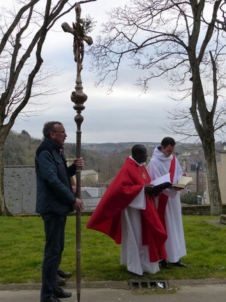 Samedi : Le père Yves (Tano) et Joseph dans les jardins de l'église St Martin.