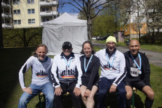 Fünf der sechs Teilnehmer am Zwickauer Hochhaustreppenlauf setzten sich nach absolvierten 166-Stufen-Pensum zu einem Foto beisammen: Lars Migge, Erhard Bader, Jessica Schumann, Peter Ninas und Siegfried Flor (von links). (uhe) 