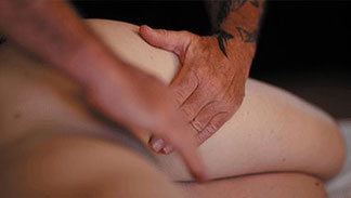 Teilnehmende bei Tantra Seminaren in der Schweiz, achtsame Begegnung und Berührung und persönliche Entwicklung