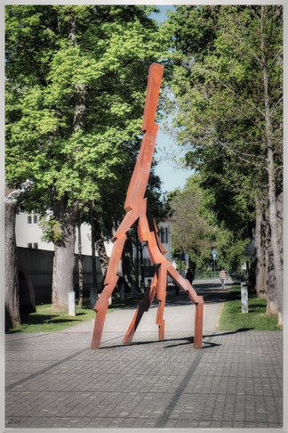 Eine Skulptur vor dem Museum Art.Plus - "Lightning strike" 2008 von David Nash / Die Wiederauferstehung eines Baums, der einst einem Sturm zum Opfer fiel
