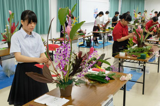 県農ク大会でフラワーアレジメントを制作する生徒ら=5日午前、八農高