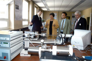 2002年のNGB創立40周年に際してのディラトメーターの贈呈式。左からDr. Jürgen Blumm、Mrs. Prof. Dr. Dagmar Schipanski、Dr. Hans-Peter Friedrich、Dr. Wolf-Dieter Emmerich（1974年から2005年までNGBのマネージング・ディレクター）