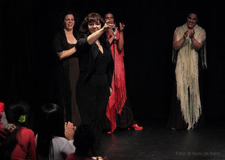 Rosa Martínez spricht beim spanischen Sommerfest 2014 im Tanzstudio La Fragua einen Toast an das Publikum aus. / Color-Foto by Boris de Bonn