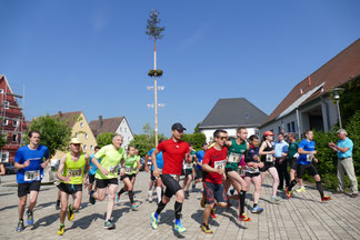 (Foto: Rainer Weißmann, Start zum 20. Staffellauf im Jahr 2018 auf dem Dombühler Marktplatz)