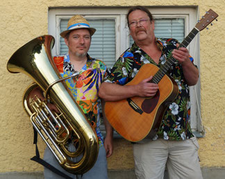 Herbert „Graf“ Lhotzky (vox, git), Hans-Georg „Herr Baron“ Gutternigg (tuba) (c) privat