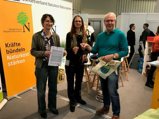 Ziehung der Gewinner am BNN-Stand der BioFach durch Elke Röder und Hans-Josef Brzukalla vom BNN und Britta Pätzold, HEAT GmbH