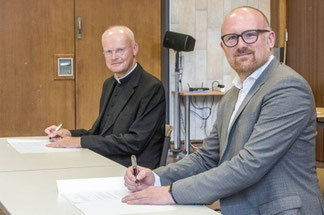 Bischof Franz-Josef Overbeck (l.) und Oberbürgermeister Sören Link unterzeichneten am Mittwoch den Kooperationsvertrag. (Foto: Stadt Duisburg / Uwe Koeppen)