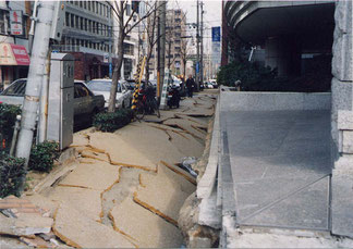 写真3　地盤沈下により2階が地下室に（撮影：遠藤）