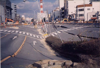 写真4　地下鉄の駅が被害を受けて，地上では道路が陥没(撮影：陶野)