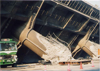 写真6　倒壊した高速道路の橋脚（撮影：遠藤）