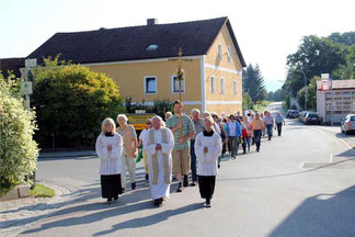 Am Ortseingang empfing Pfarrer Raimund Arnold die Wallfahrergruppe aus Waldmünchen.