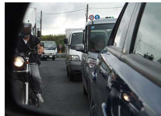 朝の通勤時はすり抜けバイクに注意 人と車の安全な移動をデザインするシンク出版株式会社