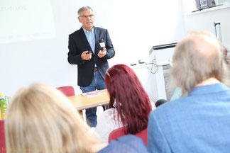 Seniorexpert Reinhard Huber als Trainer vor JungunternehmerInnen