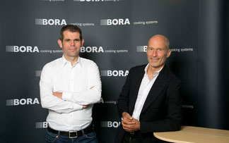 Ralph Denk (l.) und BORA-Inhaber Willi Bruckbauer © BORA 