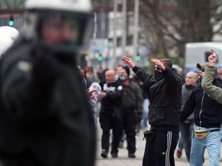 Hooligans provozieren die Polizisten. Foto: Oliver Berg
