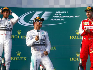 Lewis Hamilton (M) siegte zum Saison-Auftakt vor seinem Mercedes-Teamkollegen Nico Rosberg (l) und Sebastian Vettel. Foto: Diego Azubel