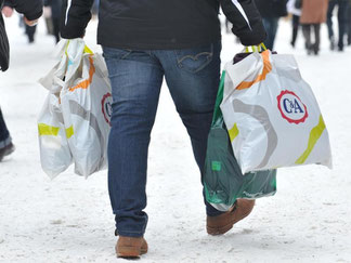 Noch bleiben die Modeunternehmen auf ihrer Winterkleidung sitzen. Sie hoffen auf kalte Temperaturen und das Weihnachtsgeschäft. Foto: Andreas Gebert