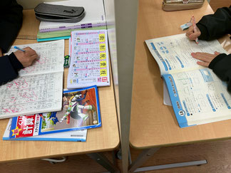 宿題に取り組む小学生