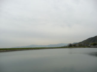 給水場は曇り空