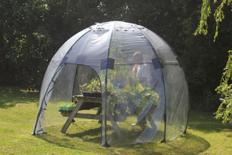 Schnell aufgebaut bietet das mobile Gewächshaus des britischen Gartenspezialisten Haxnicks genug Platz für alle empfindlichen Gemüse. www.the-golden-rabbit.de