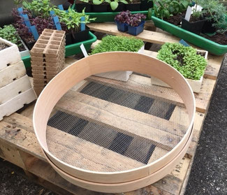 Hölzernes Erdsieb für den Garten
