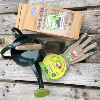 Kinder-Gartenwerkzeug, Handschuhe und eine schöne grüne Kindergießkanne von Burgon & Ball