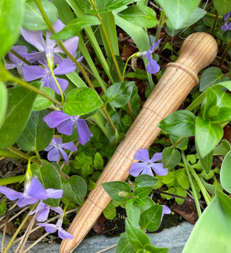 Mit dem Pflanzholz aus geöltem Holz lassen sich Setzlinge perfekt umpflanzen. www.the-golden-rabbit.de