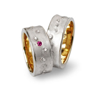 Trauringe drop 8mm Breit, 925/- Silber, 750/- Gelbgold, 0,03ct Rubin