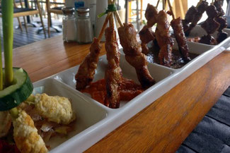Satay Spieße, dazu Reis und leckere Dips