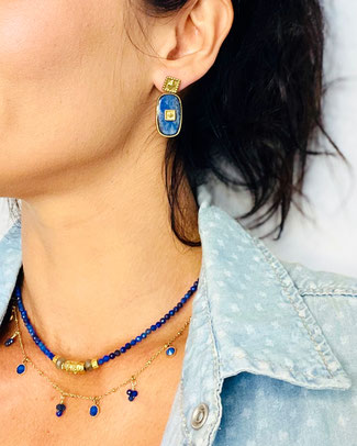 Boucles d'oreilles artisanales portées, composées de pierre, semis-précieuses lapis lazuli montée sur acier inoxydable, offrant élégance et authenticité.